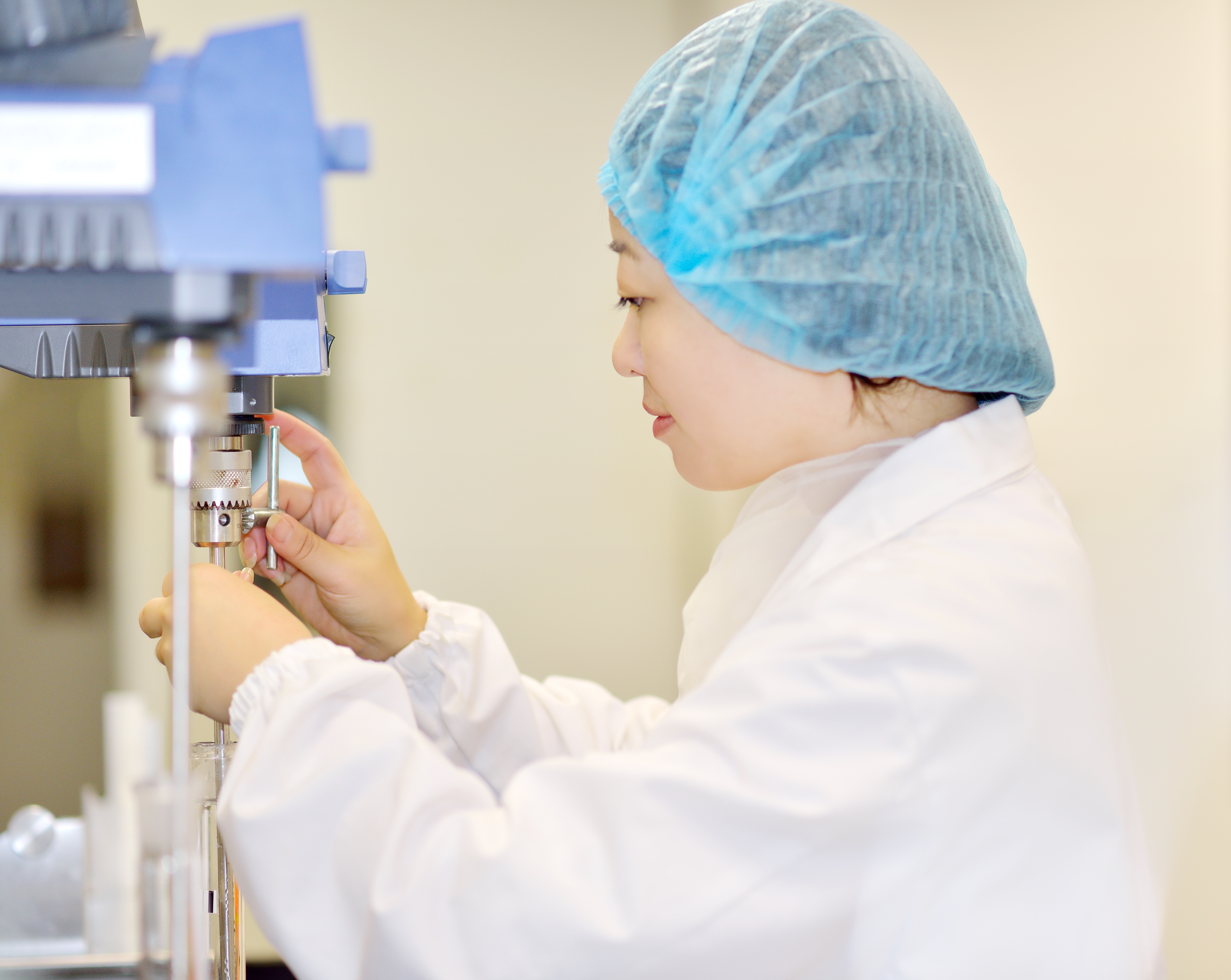 Lab Tech Machine GettyImages-607910802