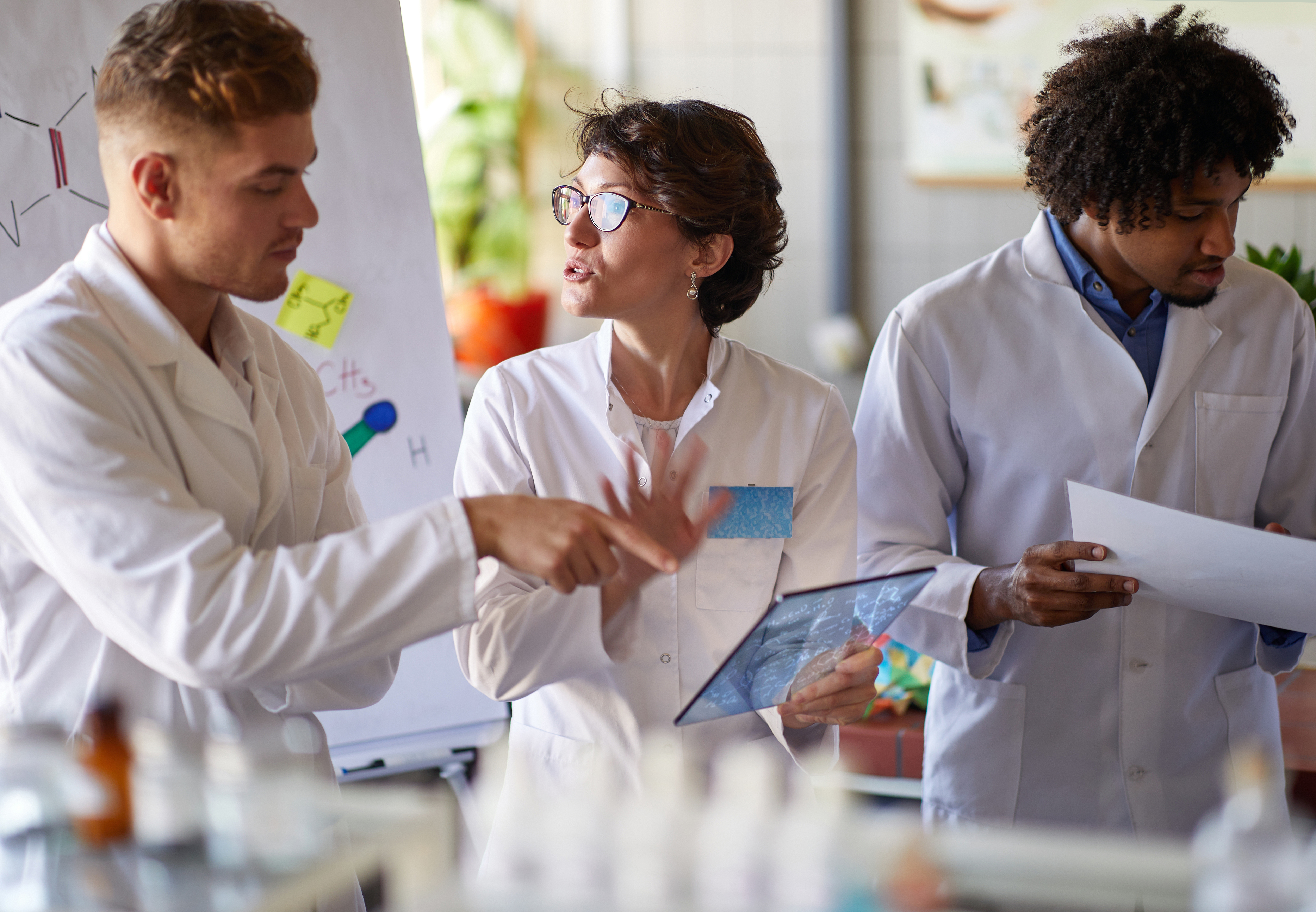 Lab Techs Group Training GettyImages-1310901628