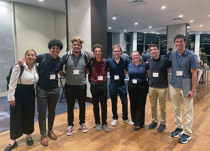 Miembros del grupo de Ingeniería y diseño de parques temáticos (TPED) de la Colorado School of Mines